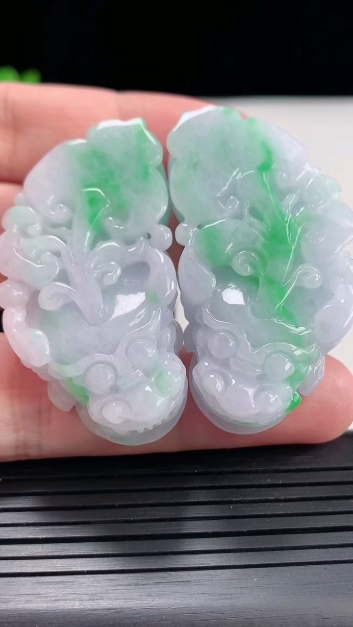 天然A货翡翠貔貅吊坠一对，尺寸49-25.6-12.5重量:65.94g
4月25日