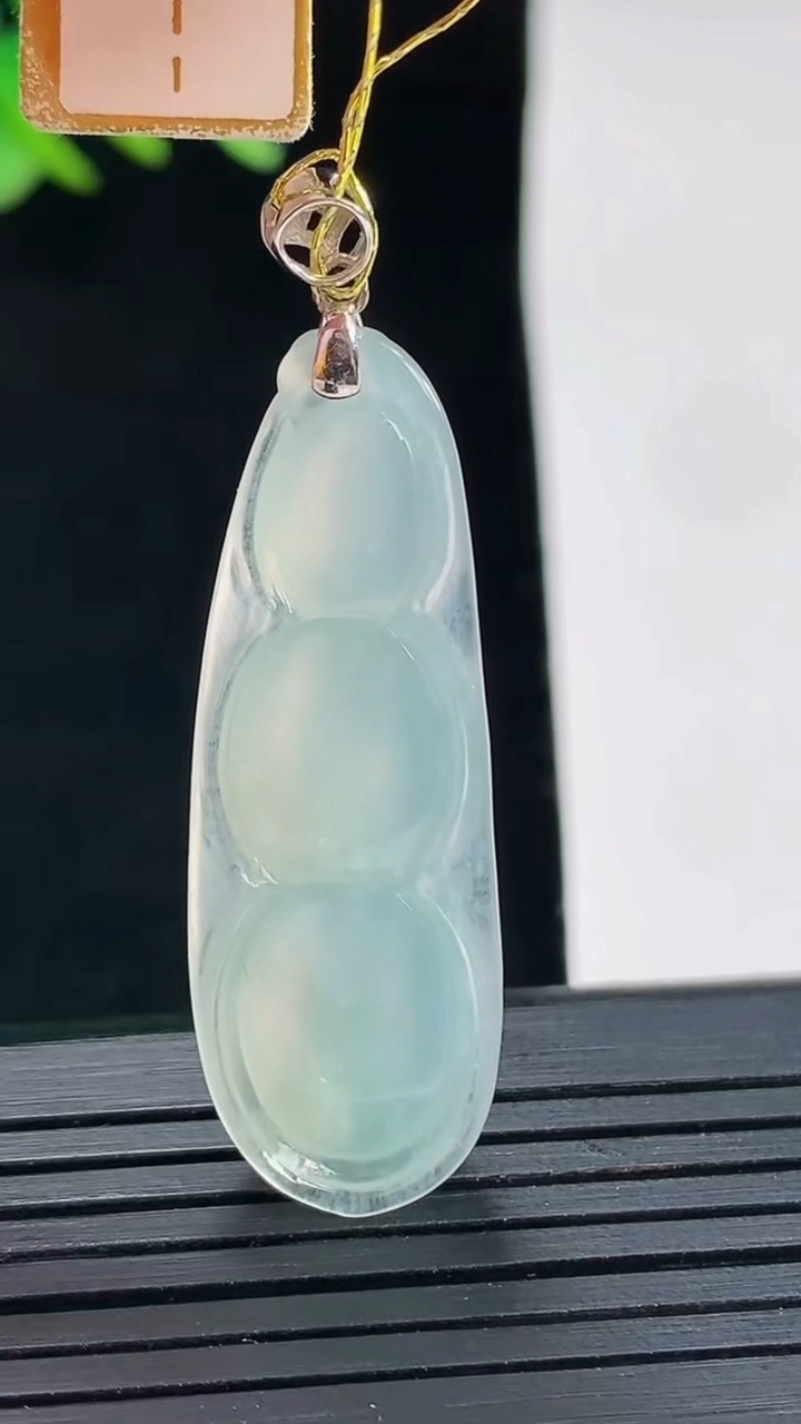 天然A货翡翠福豆吊坠，尺寸38-13-6重量:5.31g
4月25日