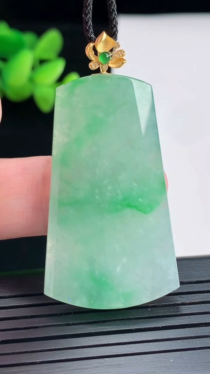 天然A货翡翠无事牌吊坠，尺寸41.6-24.6-5重量:11.65g
4月25日