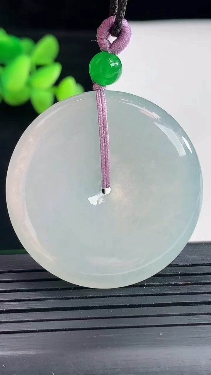 天然A货翡翠平安扣吊坠，尺寸39-5.8重量:28.09g
4月25日