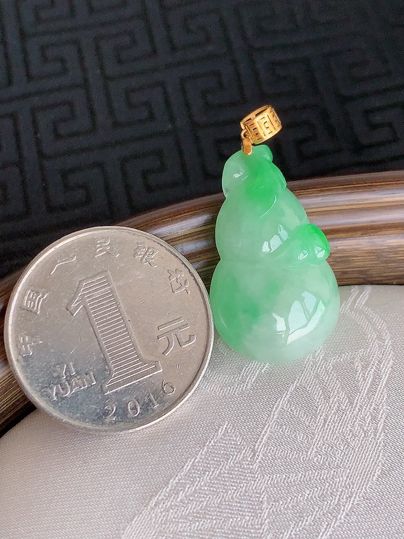天然A货翡翠18K金扣头飘绿葫芦吊坠 
尺寸26.8-16-7.3mm 重量5.50g 0425