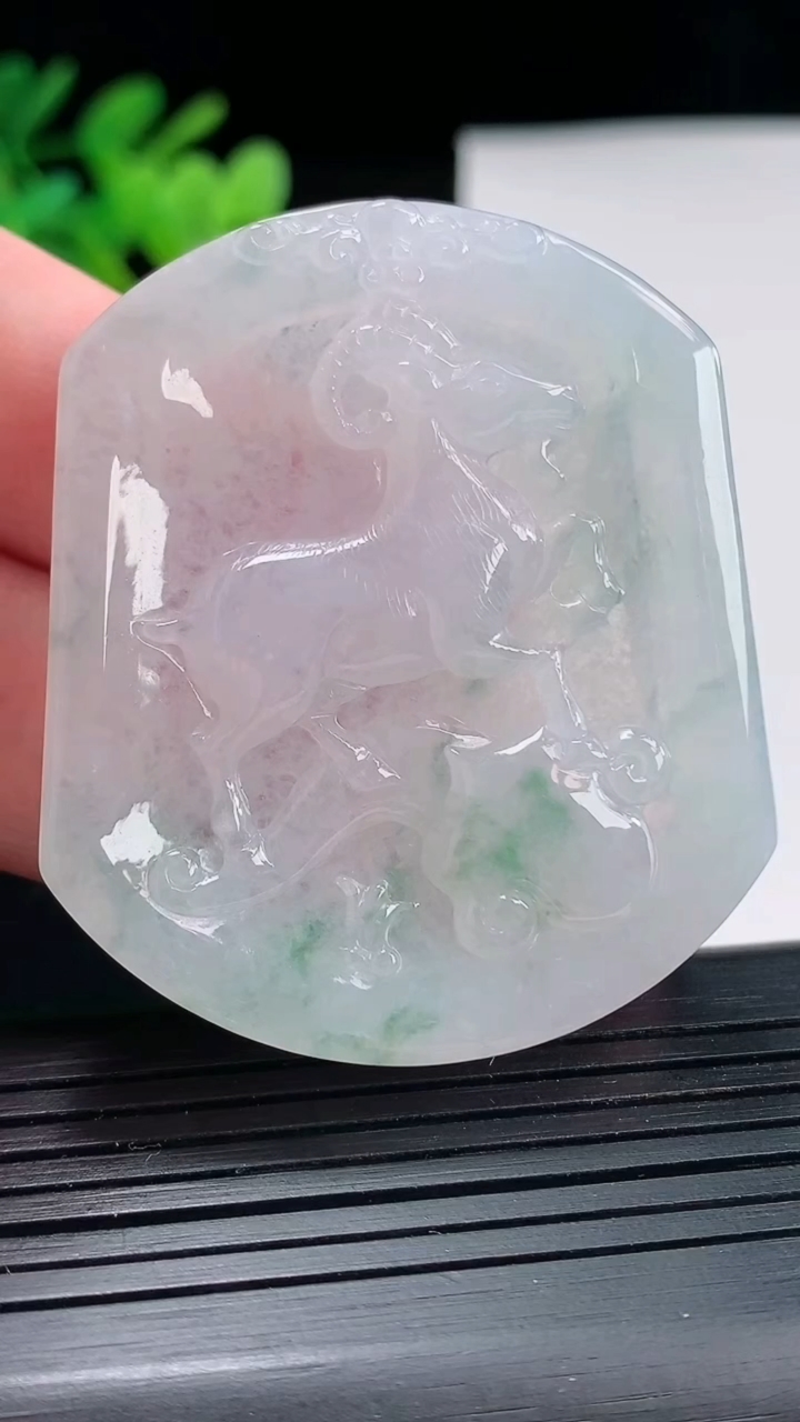 天然A货翡翠飘花生肖羊吊坠，尺寸50-42.2-5.2重量:23.09g
4月25日