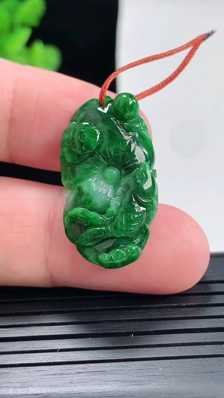 天然A货翡翠和和美美 荷叶鱼吊坠，尺寸29-16-6重量:4.62g
4月25日