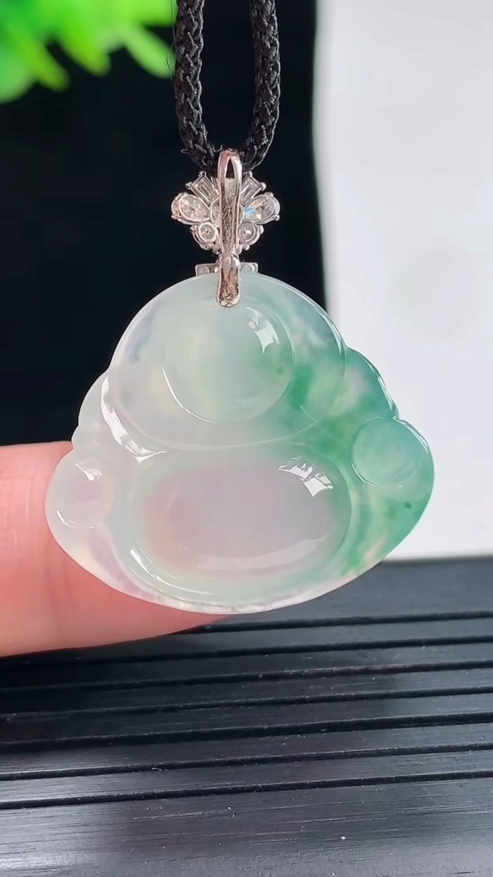 天然A货翡翠种飘花佛公吊坠，尺寸21.6-25-5.8重量:5.59g
4月25日