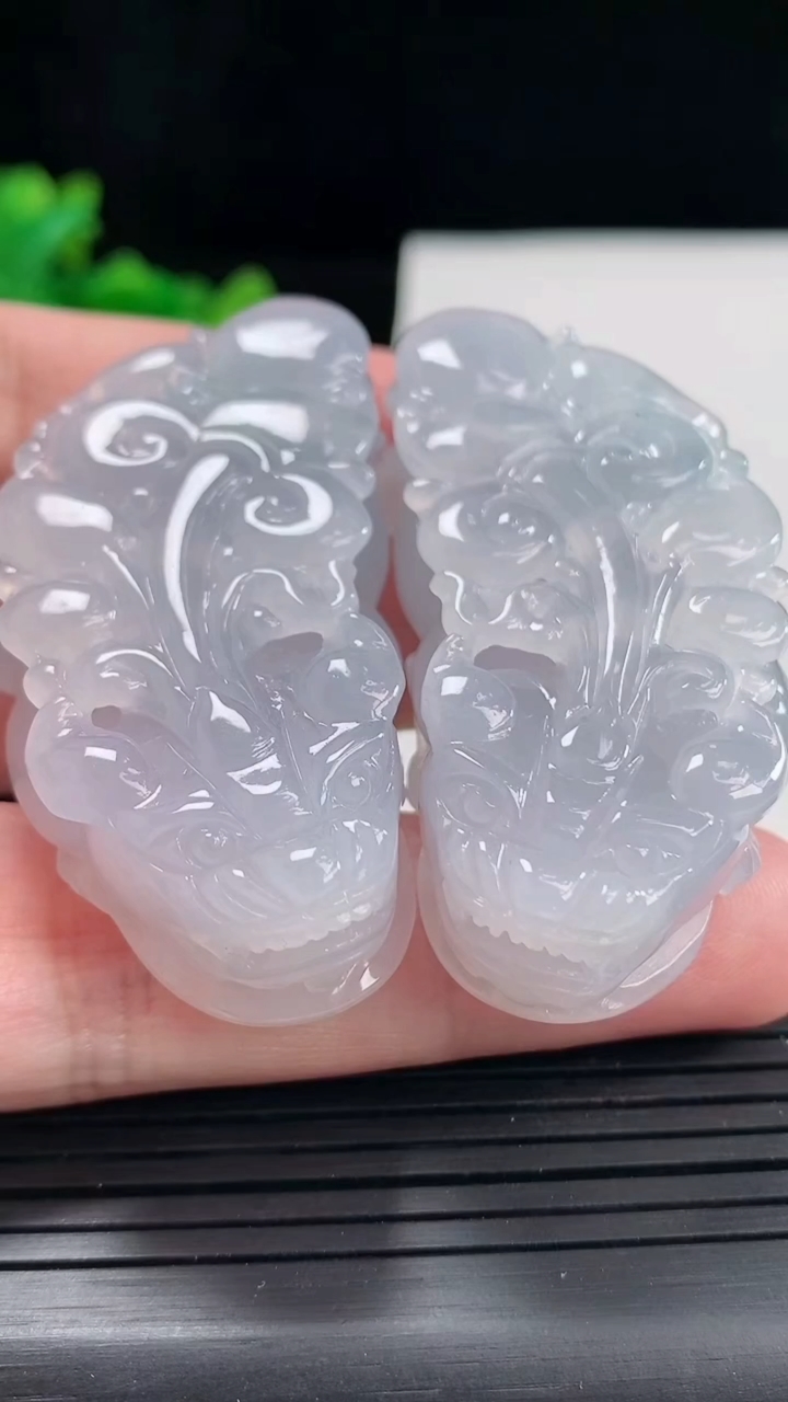 天然A货翡翠冰种紫罗兰貔貅吊坠一对，尺寸51-26.5-14.2重量:84.02g
4月25日