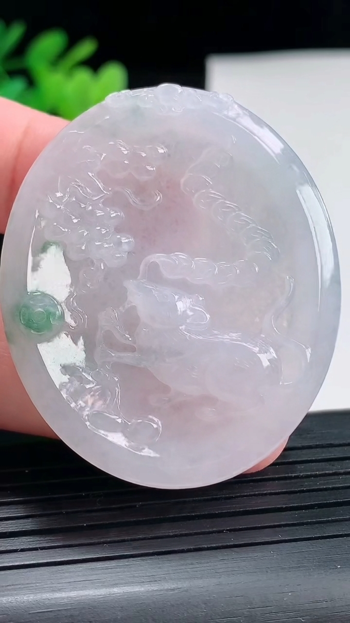 天然A货翡翠飘花生肖鼠吊坠，尺寸49.6-42-5.8重量:22.46g
4月25日