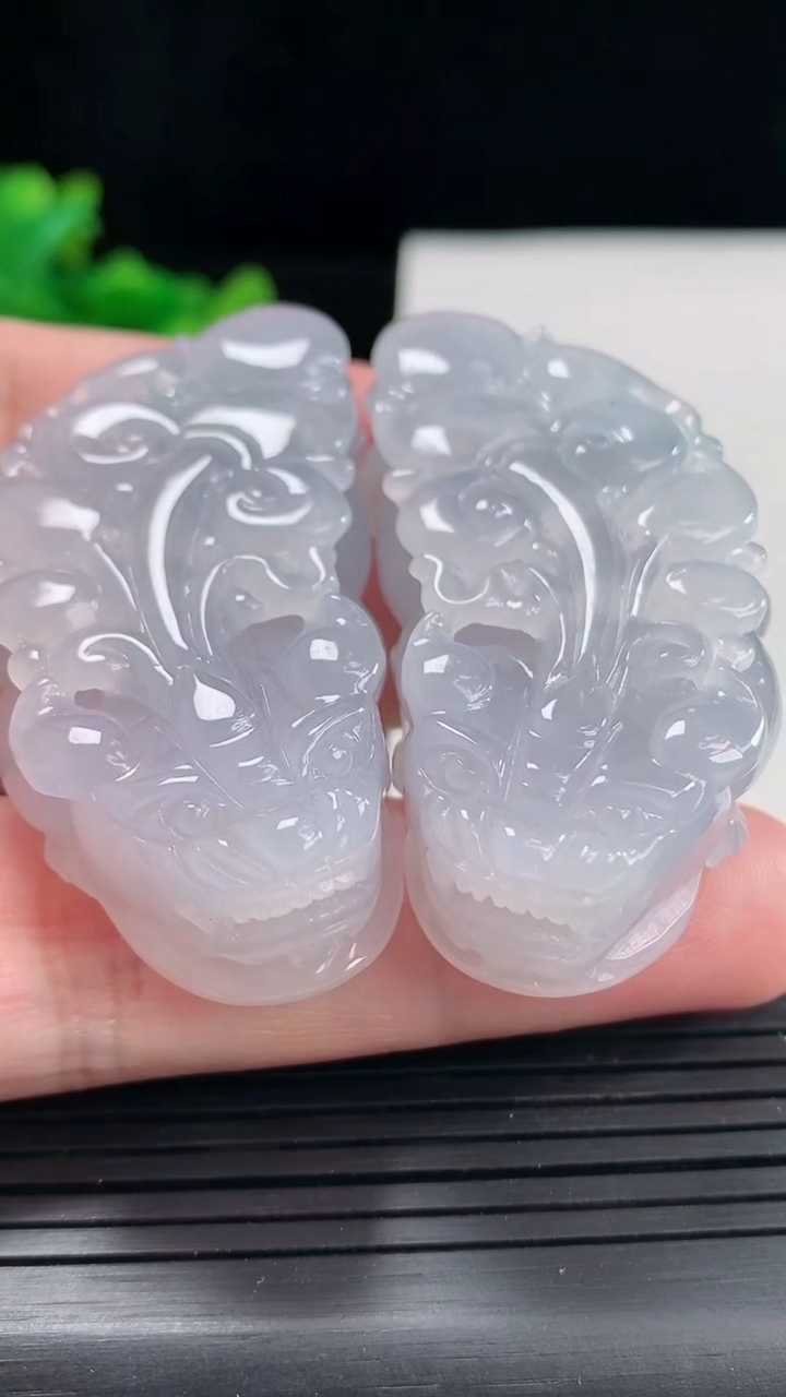 天然A货翡翠冰种紫罗兰貔貅吊坠一对，尺寸51-26.5-14.2重量:84.02g
4月25日