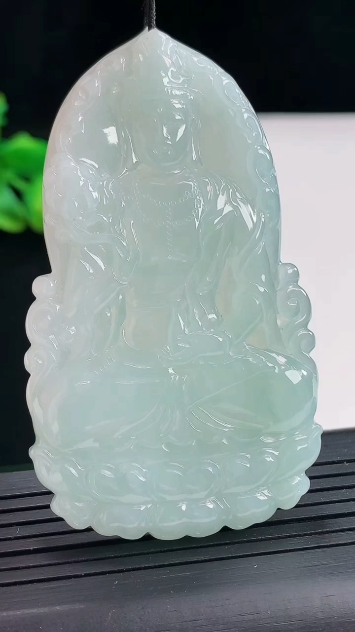 天然A货翡翠大势至菩萨吊坠，尺寸70-40-5.5重量:33.81g
4月25日