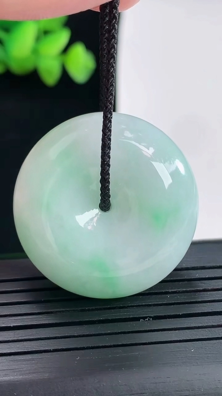 天然A货翡翠路路通吊坠尺寸31.6-11.6重量:23.65g
4月25日