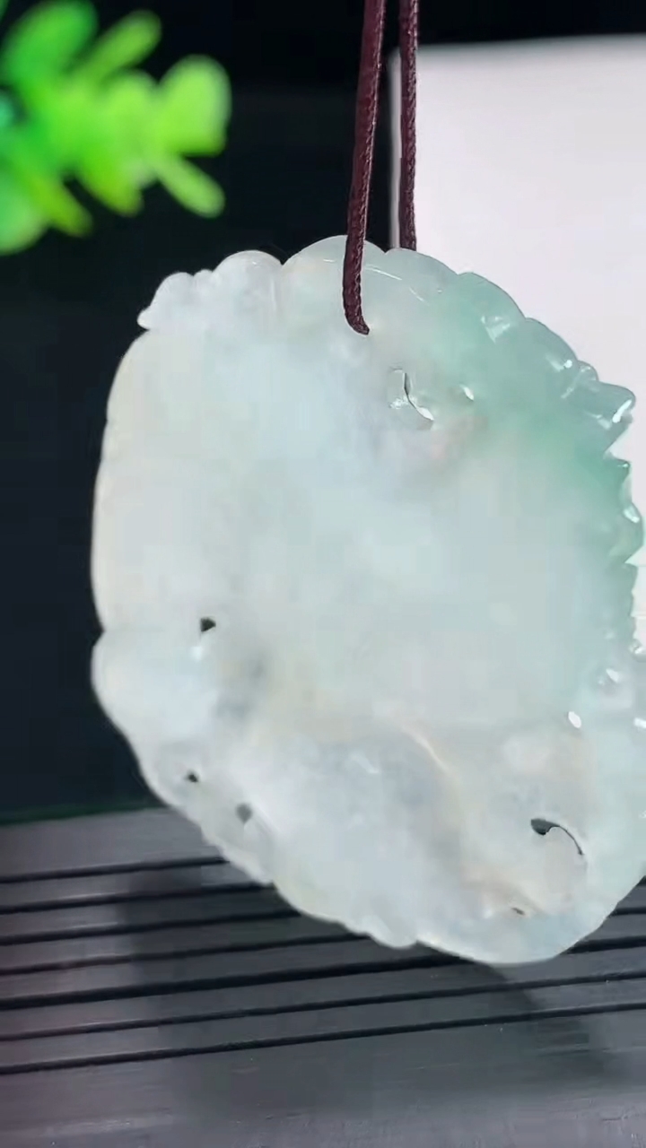 天然A货翡翠生肖鸡吊坠，尺寸45-37-5重量:11.87g
4月25日