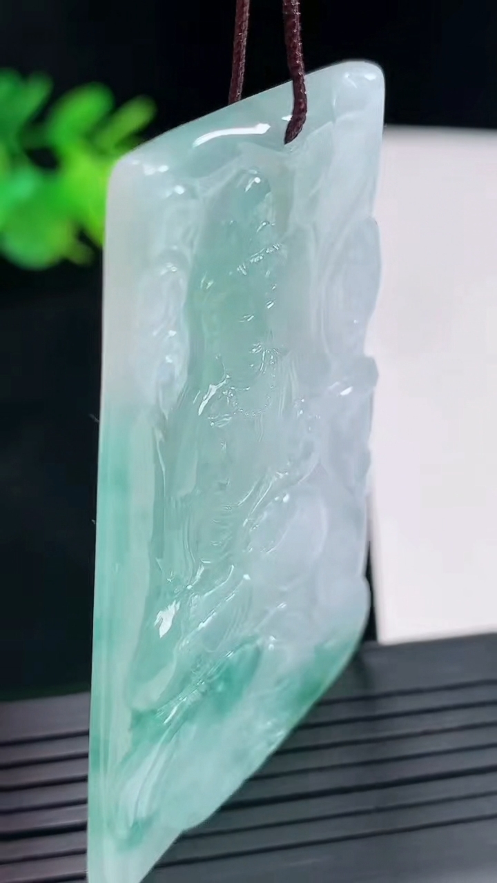 天然A货翡翠飘花普贤菩萨吊坠，尺寸58-39-4.6重量:25.16g
4月25日