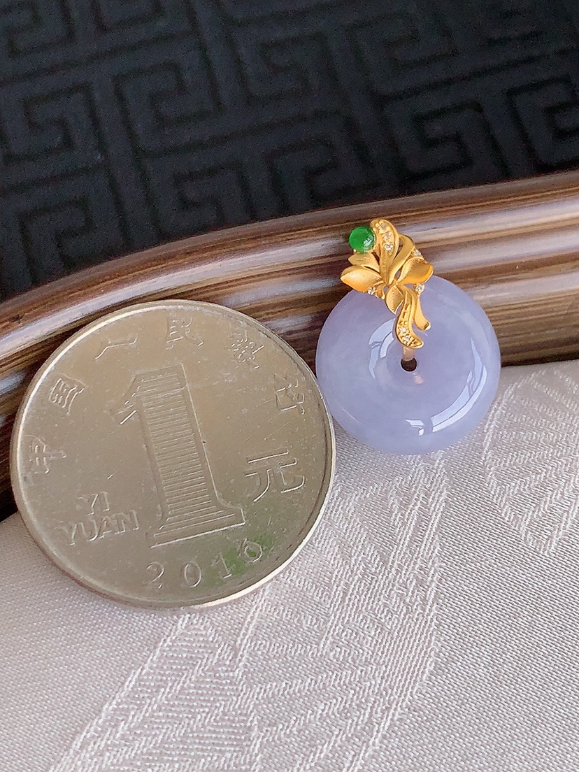 天然A货翡翠18K金镶嵌紫罗兰平安扣吊坠 
尺寸18.6-14.4-5.3mm 重量2.64g 0425