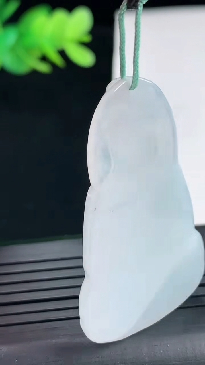 天然A货翡翠素衣观音吊坠，尺寸46-27.6-5.2重量:12.22g
4月25日