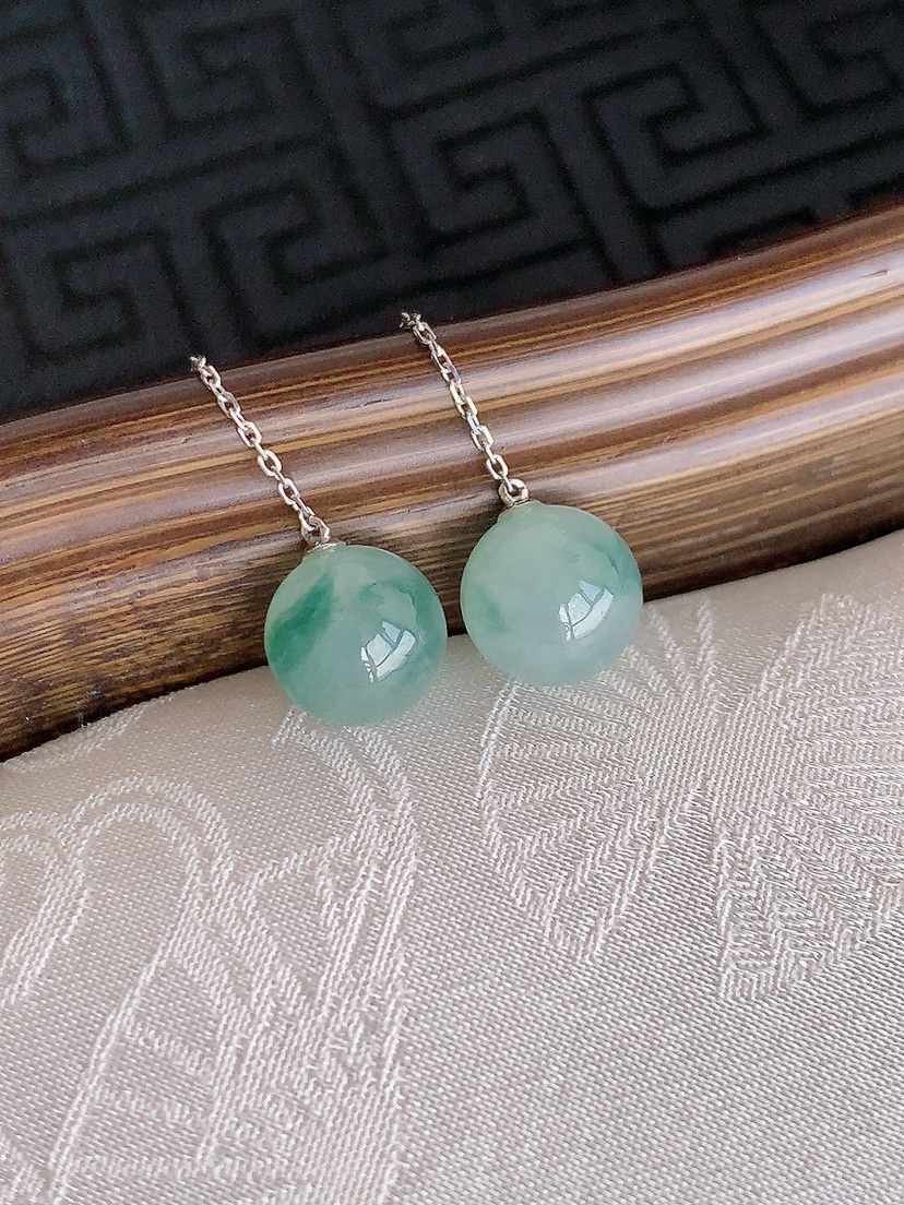 天然A货翡翠18K金镶嵌飘花圆珠转运珠耳坠 
尺寸8.2mm 重量2.60g 0425