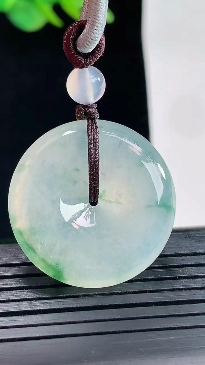 天然A货翡翠冰种飘花平安扣吊坠，尺寸28-5.5重量:11.37g
4月25日