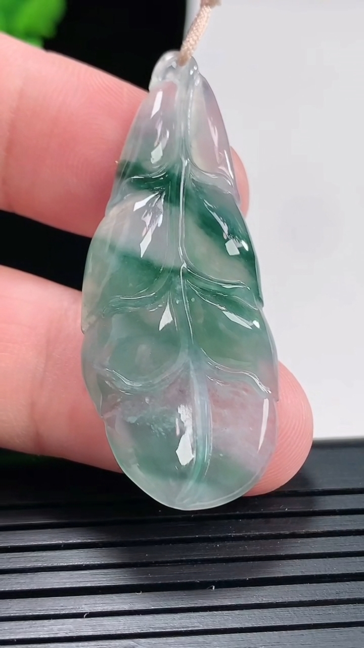 天然A货翡翠飘花金枝玉叶 叶子吊坠，尺寸46-18-4.6重量:5.62g
4月25日