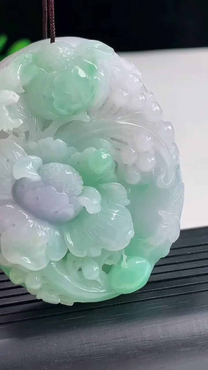 天然A货翡翠花开富贵吊坠，尺寸56.5-45.6-12.5重量:60.00g
4月25日