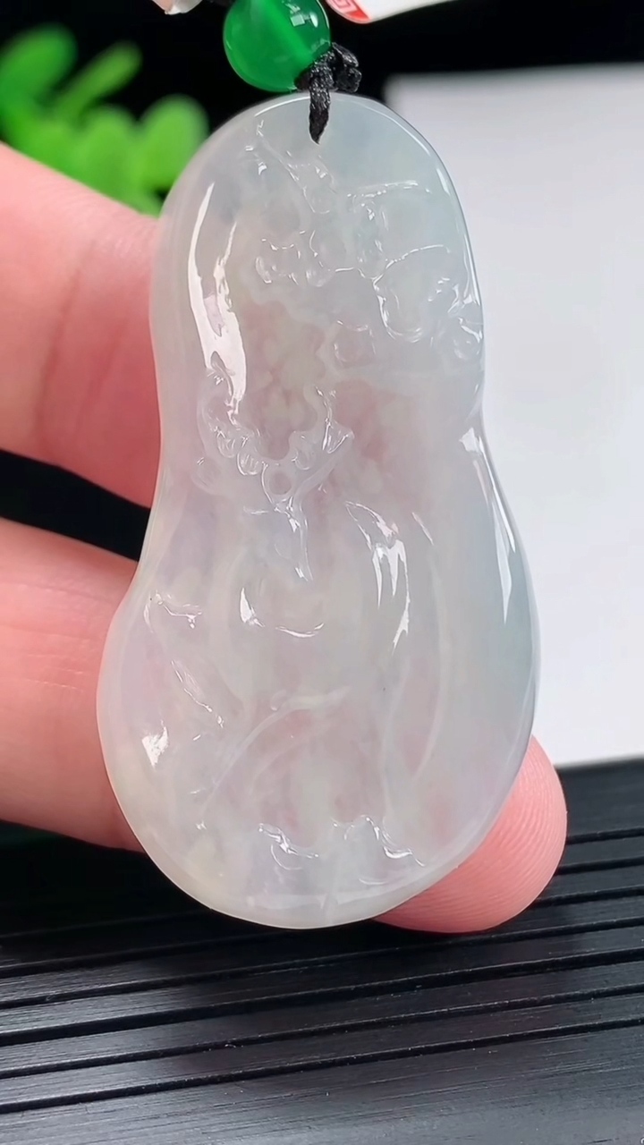 天然A货翡翠梅花鹿吊坠，尺寸48-25.6-5重量:13.22g
4月25日