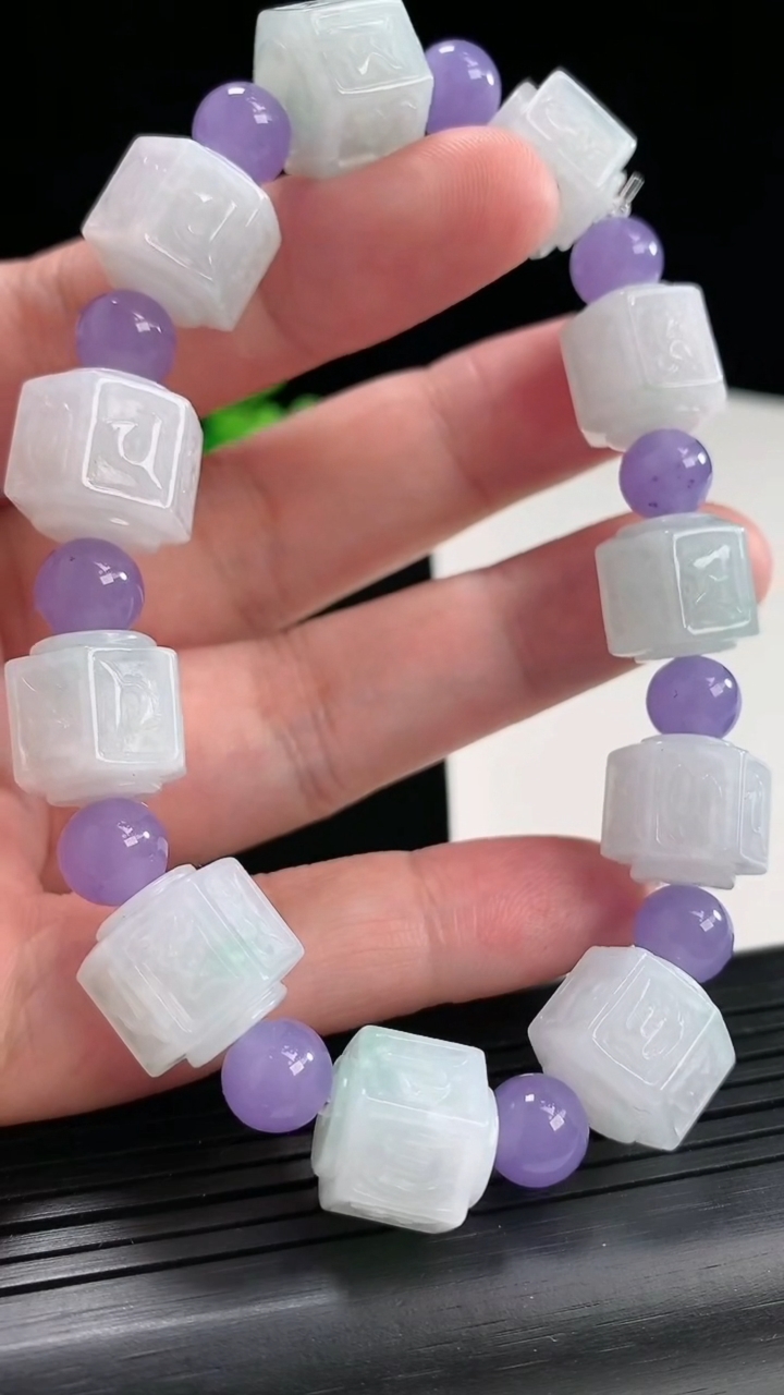 天然A货翡翠飘花六字真言路路通手串，尺寸12-13-11颗重量:60.80g4月25日
工厂直销收藏佳品,种好水足，色泽均匀，有种有色，上手高大气！