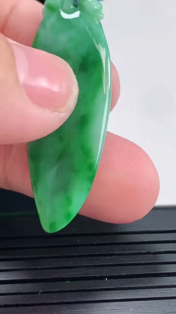 天然A货翡翠福瓜吊坠，尺寸45-15-5.5重量:6.29g
4月25日