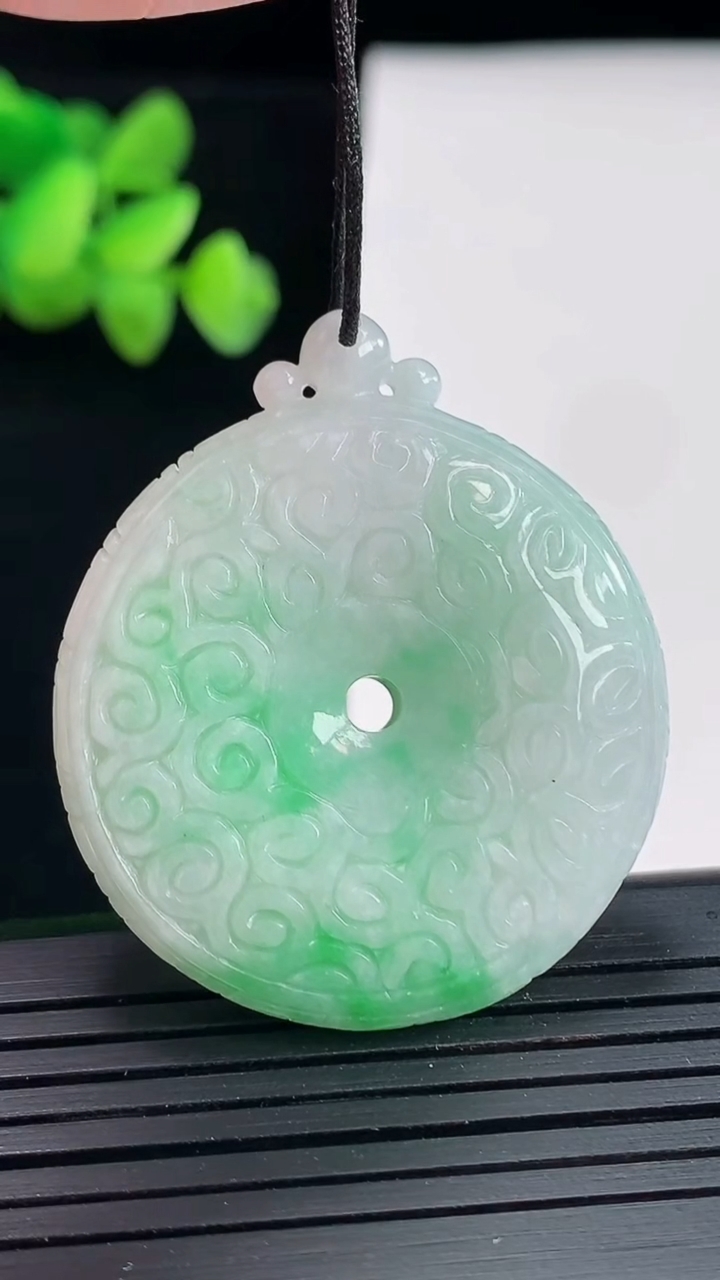 天然A货翡翠雕花平安扣吊坠，尺寸40-35-6.8重量:16.95g
4月25日