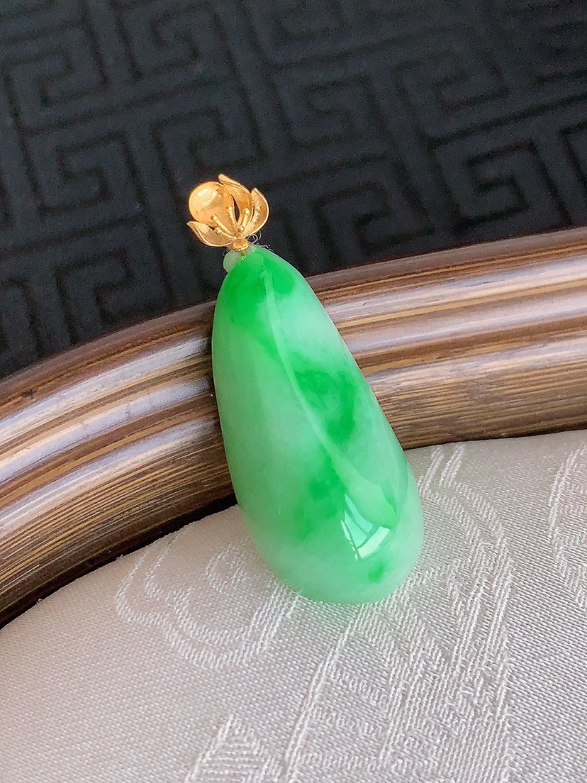 天然A货翡翠18K金扣头飘绿福瓜吊坠 
尺寸31.8-25.6-12-9mm 重量5.08g 042