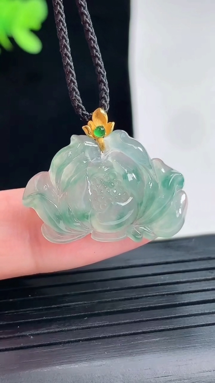 天然A货翡翠18k金飘花和和美美 荷花吊坠，尺寸17.5-26.5-4.6重量:3.57g
4月25日