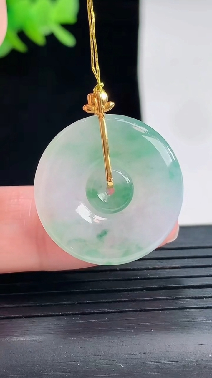 天然A货翡翠子母平安扣吊坠，尺寸24.5-3.6重量:4.83g
4月25日