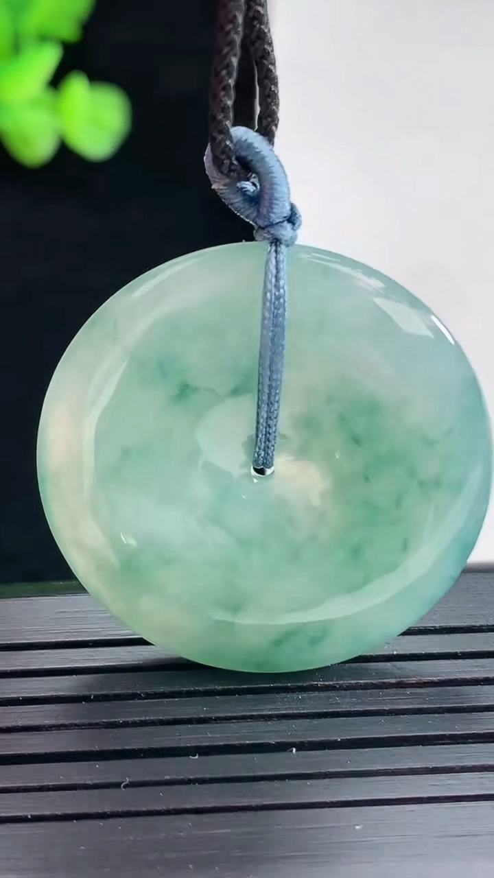 天然A货翡翠飘花平安扣吊坠，尺寸33-5.2重量:12.52g
4月25日