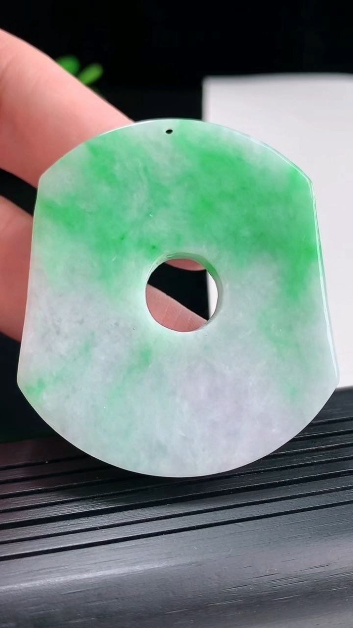 天然A货翡翠鸳鸯吊坠，尺寸53-46-6重量:29.48g
4月25日