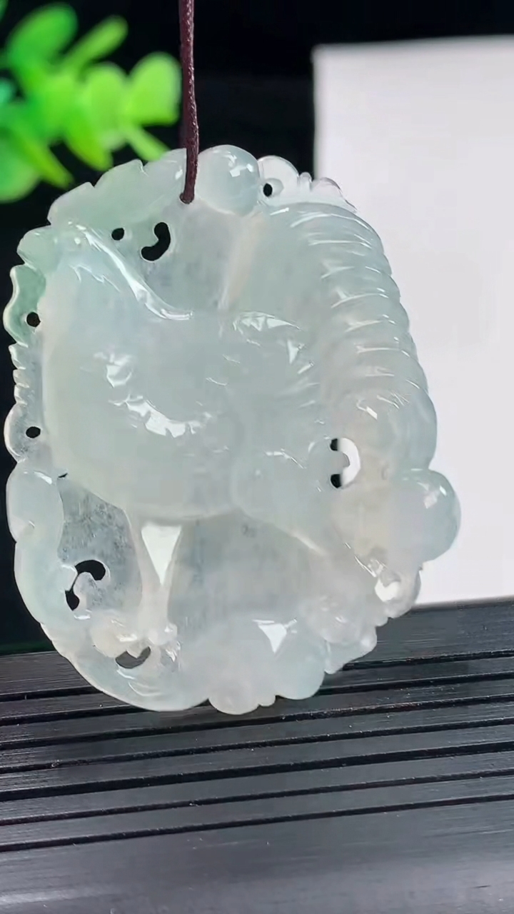 天然A货翡翠生肖鸡吊坠，尺寸45-37-5重量:11.87g
4月25日