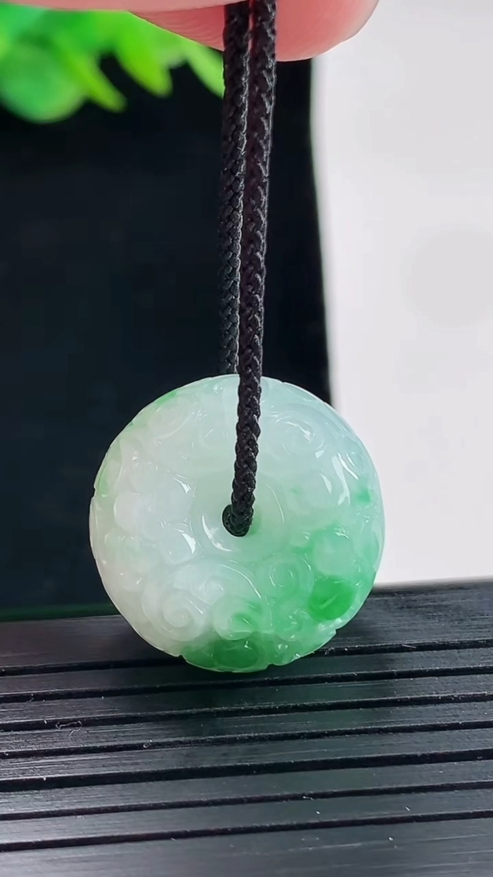 天然A货翡翠雕花路路通吊坠，尺寸21-11重量:10.00g
4月25日