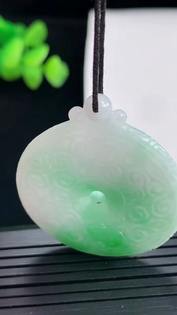 天然A货翡翠雕花平安扣吊坠，尺寸40-35-6.8重量:16.95g
4月25日