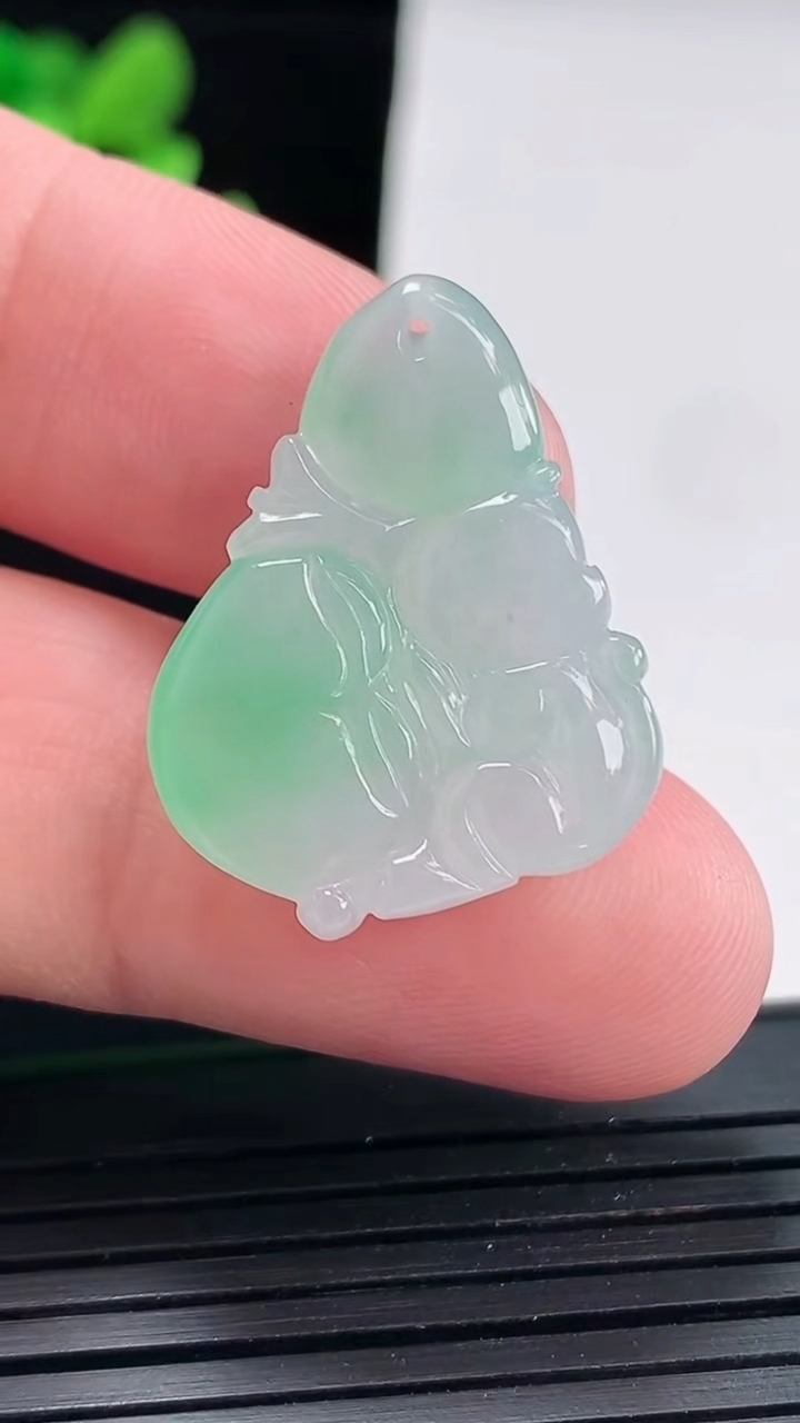 天然A货翡翠寿桃吊坠，尺寸27.5-20.6-4.5重量:4.52g
4月25日