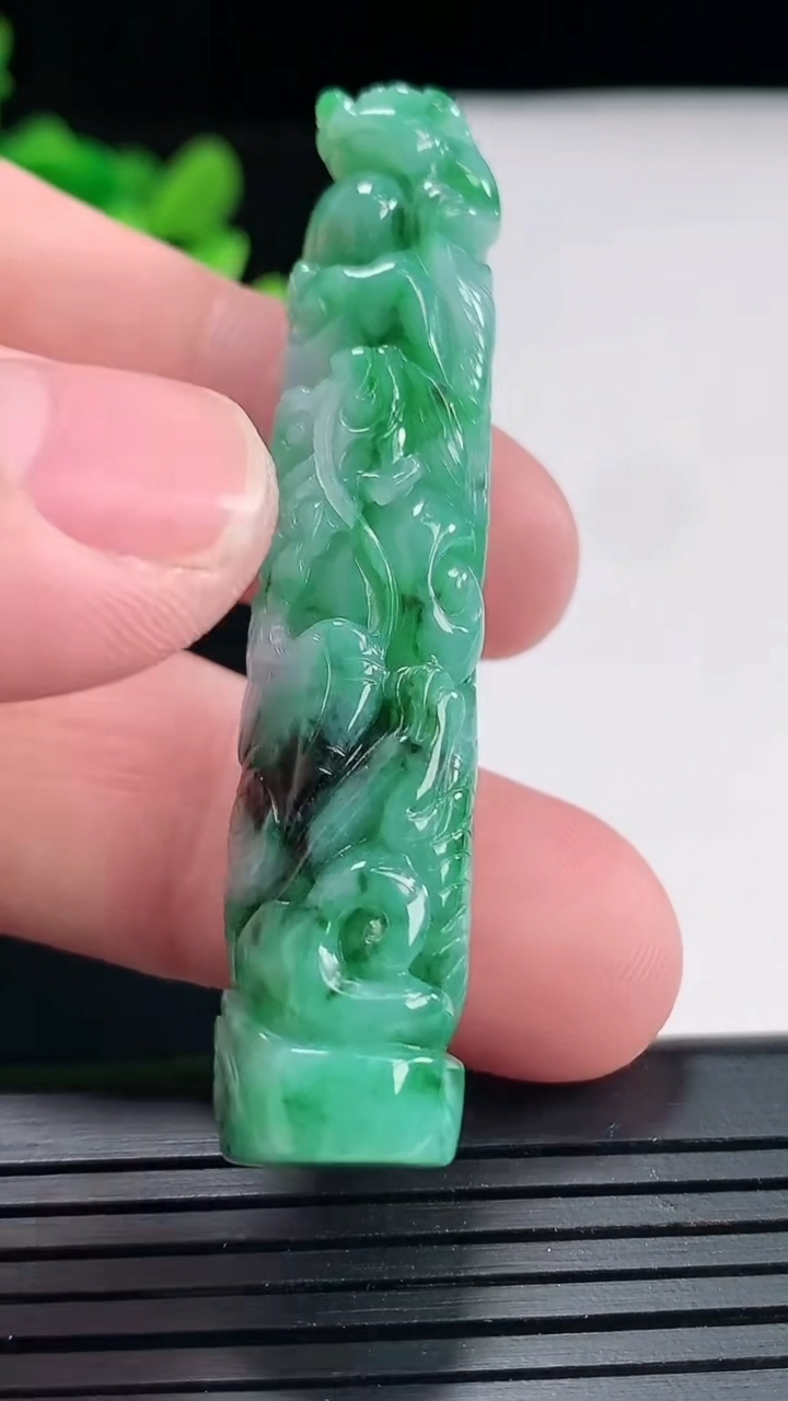 天然A货翡翠龙柱吊坠，尺寸57-12重量:19.14g
4月25日