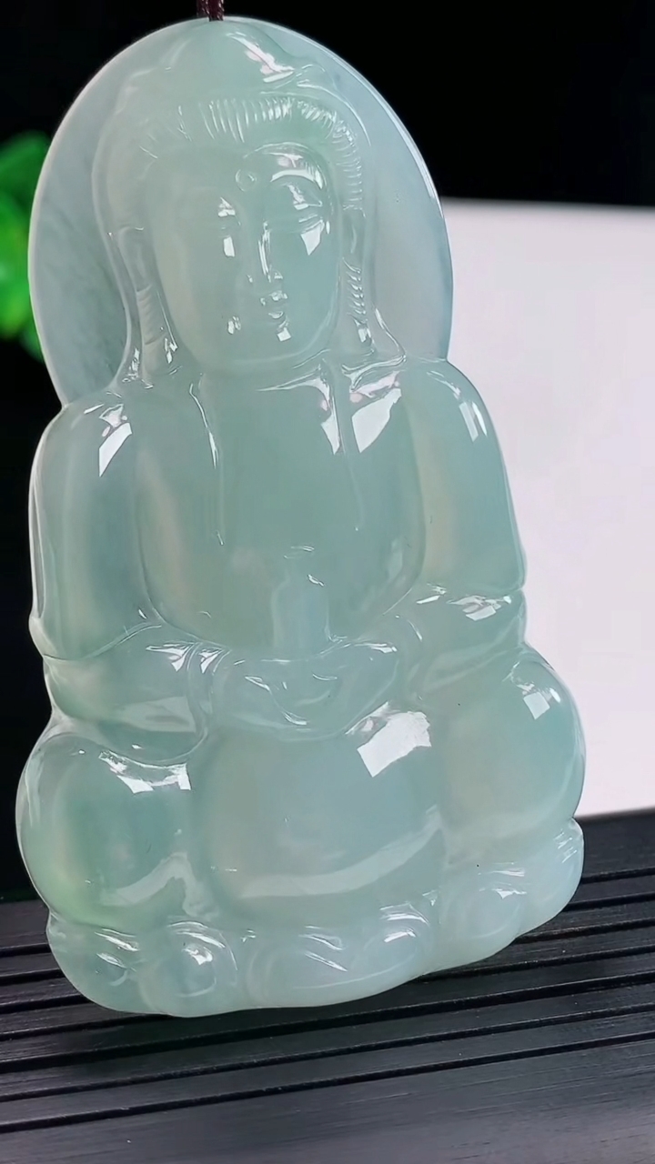 天然A货翡翠正装观音吊坠，尺寸67.5-40.5-5.6重量:28.93g
4月25日