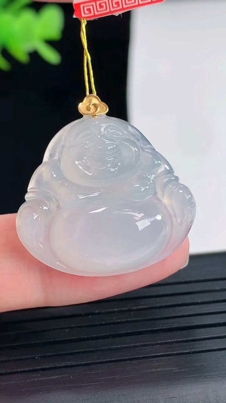 天然A货翡翠种白冰佛公吊坠，尺寸24-27-6.2重量:6.45g
4月25日