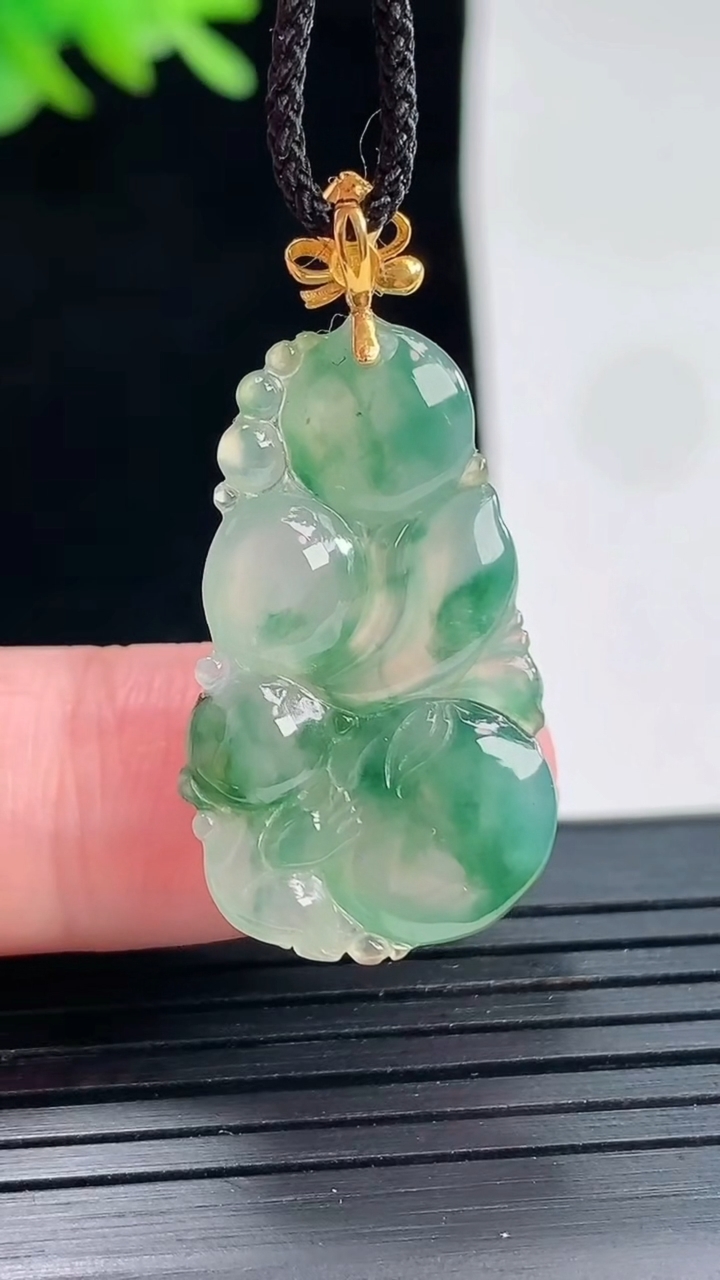 天然A货翡翠种飘花生肖猴吊坠，尺寸29-16.5-5重量:4.02g
4月25日