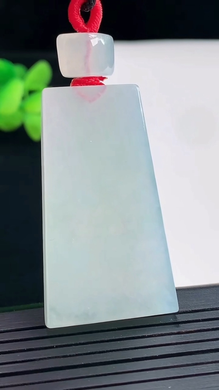 天然A货翡翠无事牌吊坠，尺寸44.5-25-5重量:17.29g
4月25日