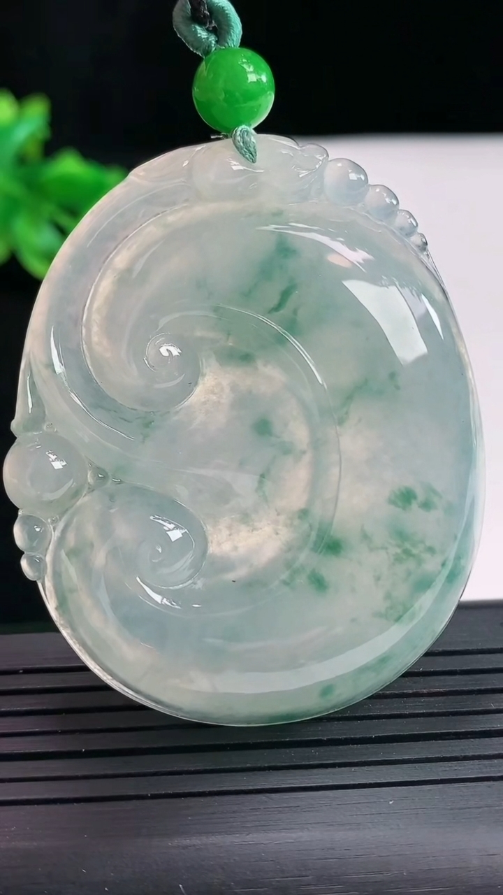 天然A货翡翠种飘花如意吊坠，尺寸57-47-7.6重量:38.28g
4月25日