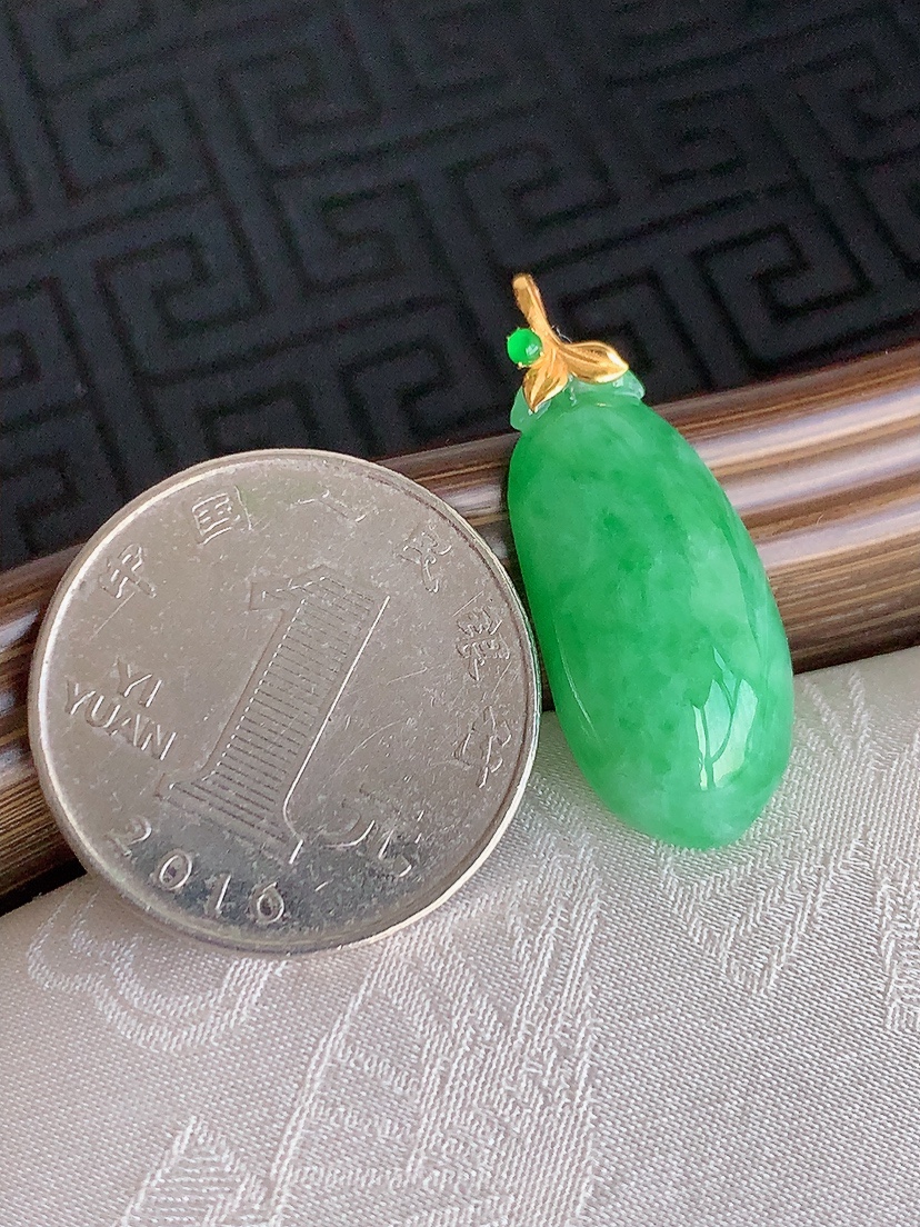 天然A货翡翠18K金扣头满绿福瓜吊坠 
尺寸30.4-25-11.6-8.8mm 重量4.53g 0425