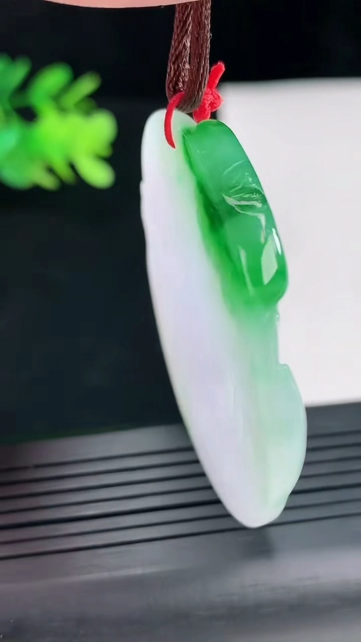 天然A货翡翠生肖鼠吊坠，尺寸50-48.2-5重量:26.96g
4月25日