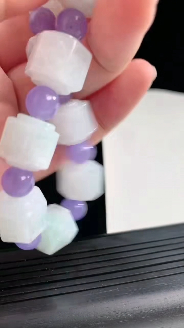 天然A货翡翠飘花六字真言路路通手串，尺寸12-13-11颗重量:60.80g4月25日
工厂直销收藏佳品,种好水足，色泽均匀，有种有色，上手高大气！