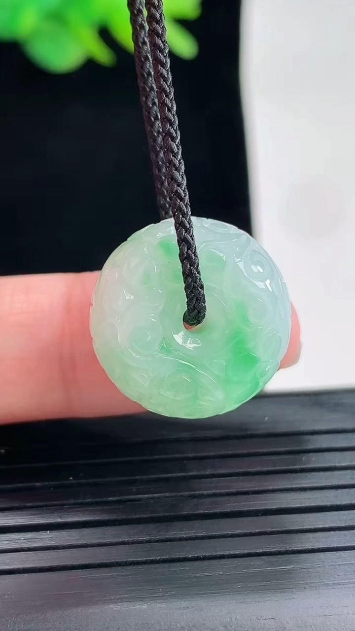 天然A货翡翠雕花路路通吊坠，尺寸18.5-11.5重量:7.53g
4月25日