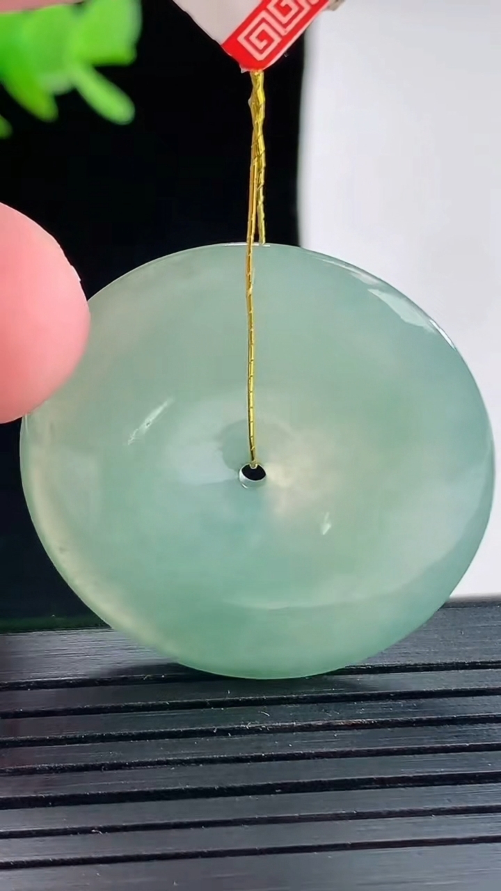 天然A货翡翠平安扣吊坠，尺寸33-4.2重量:10.45g
4月25日