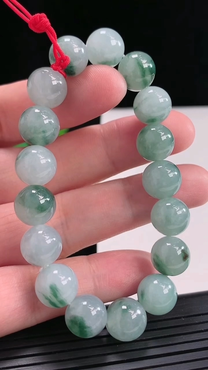 天然A货翡翠飘花圆珠手串，尺寸10.5-17颗重量:37.33g4月25日
工厂直销收藏佳品,种好水足，色泽均匀，有种有色，上手高大气！