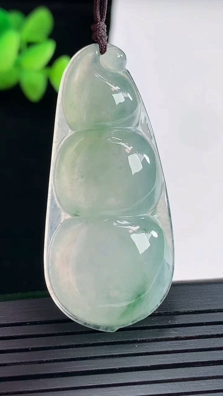 天然A货翡翠飘花福豆吊坠，尺寸44.5-21-6重量:10.30g
4月25日