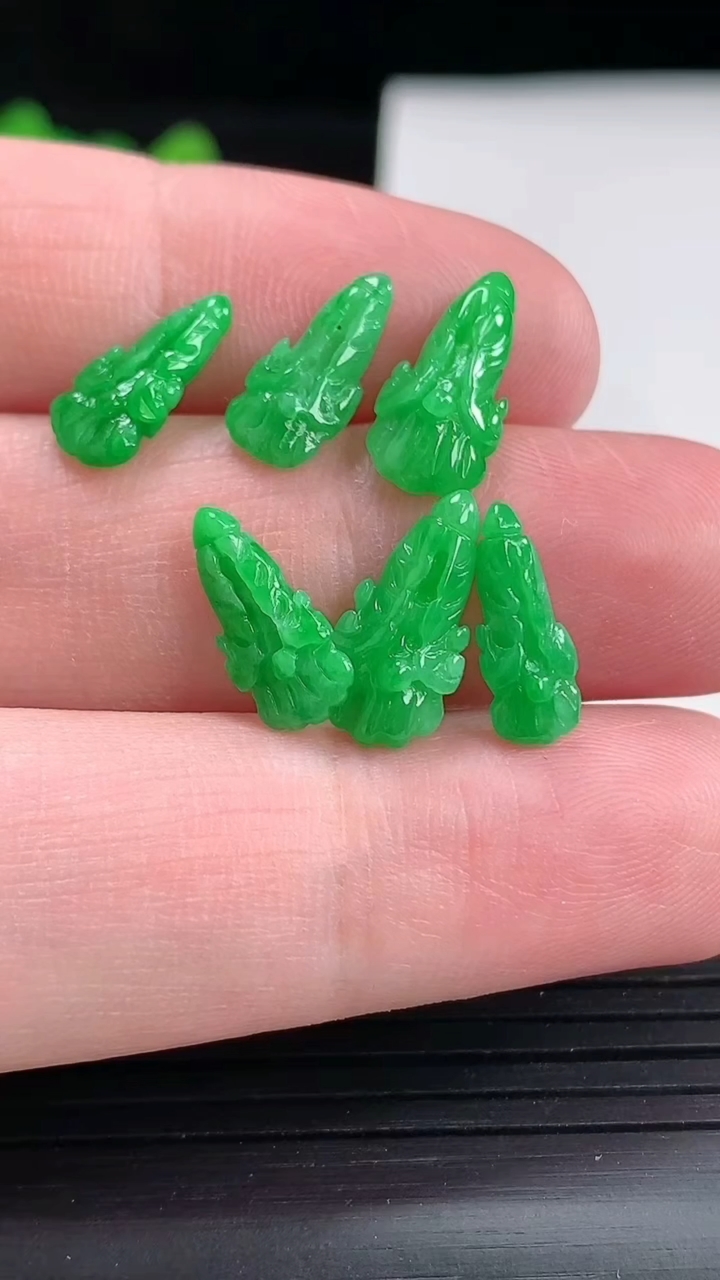 天然A货翡翠白菜吊坠一手，尺寸14.5-7-4重量:1.87g
4月25日