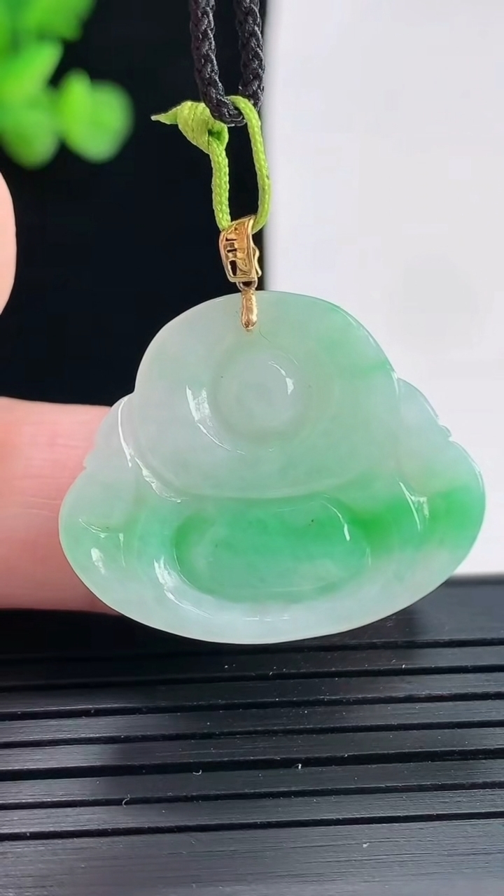 天然A货翡翠佛公吊坠，尺寸24-29-5.6重量:5.92g
4月25日