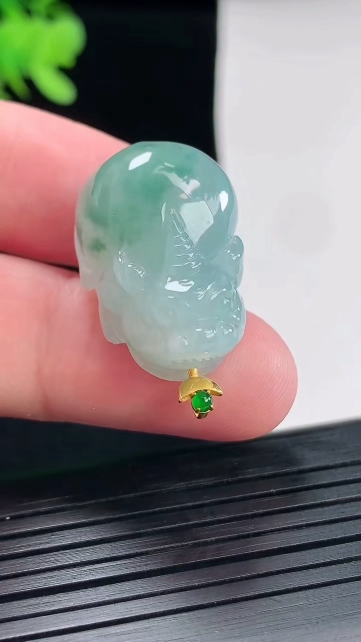 天然A货翡翠18k金飘花貔貅吊坠，尺寸25-17-12重量:10.76g
4月25日